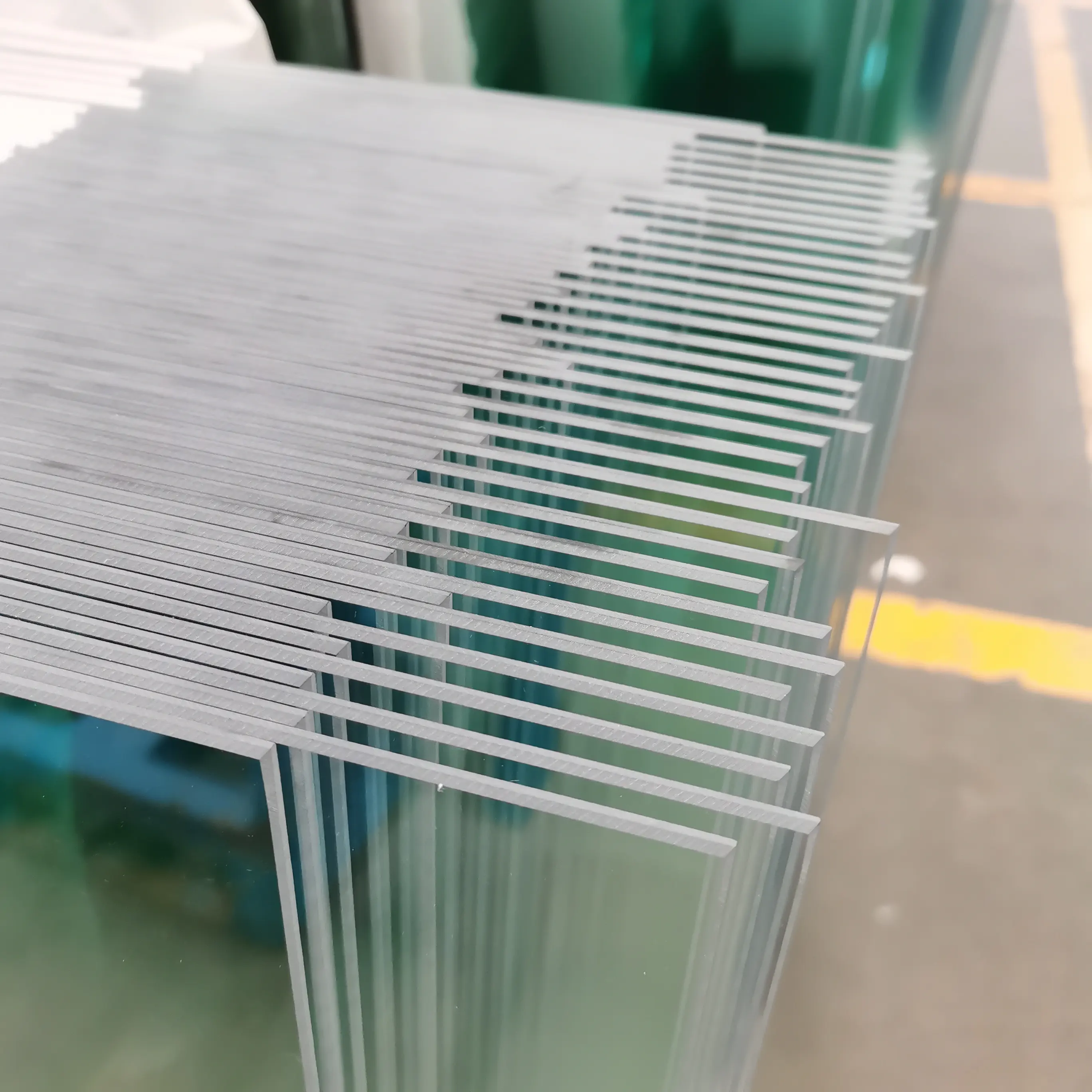 Безопасное 10 мм прозрачное закаленное стекло с низким содержанием железа для солнечных комнат столы для портов автомобиля