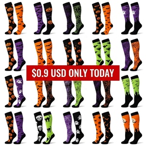 Chaussettes de compression imprimées Halloween effrayantes en gros 20-30 mmHg, hauteur genou, motif citrouille et crâne, pour infirmières (cadeau) - Product Image 1