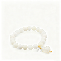 Demandez le catalogue : Bracelet élastique simple avec breloque cœur classique et perles en pierre, idéal comme cadeau.