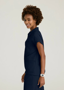Tenues d'uniformes médicaux personnalisées pour femmes : Blouses et pantalons larges pour salons de beauté, spas, infirmières, médecins et hôpitaux - Product Image 4