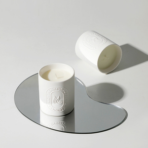 Pots à bougies en céramique en forme de pilier blanc de luxe de marque de distributeur personnalisé avec emballage en boîte Bougies parfumées à la cire de soja en relief - Product Image 1