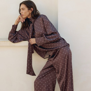 Chemise élégante à pois pour femmes, en satin, manches longues, col à nouer, tenue de bureau, coupe ajustée - Product Image 2