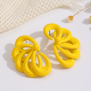 Jingciren Boutique Cross-border spray paint asymmetric color contrast flower <b>earrings</b> summer exquisite fresh <b>earrings</b> sweet cool - Product Image 3