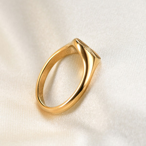 Yiwu DAICY nouveauté 18k plaqué or soleil rafale chevalière en acier inoxydable sculpté rayure femmes anneau - Product Image 5