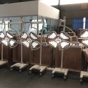โคมไฟ LED แนวตั้ง 5 หลอด รุ่น Petal Shadowless กำลังไฟ 150 วัตต์ ได้รับการรับรองมาตรฐาน CE พร้อมระบบจ่ายไฟฉุกเฉิน สำหรับโรงพยาบาลสัตว์ แบบตั้งพื้น พกพาได้ ใช้ได้กับหลอดเดียว - Product Image 1
