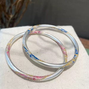 Una pulsera de jade tallada vintage con cristales, rubíes y flores. - Product Image 1