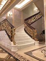 Balustrade d'escalier courbée en cuivre doré sculpté, style européen, résistante à la rouille, sur mesure pour projets de hall d'hôtel