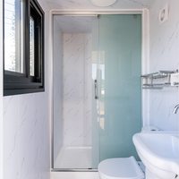 Baño Portátil Prefabricado en Contenedor Moderno y Resistente de 30 pies, con Diseño Personalizable para Uso Público en Exteriores