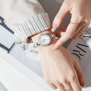 Montre vintage de luxe légère pour femmes montre-bracelet de petit tempérament incrustée de diamants exquis montre à quartz pour femmes - Product Image 6