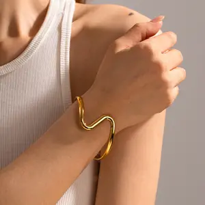 Yeni Trendy erimiş manşet bilezik 18K PVD altın kaplama paslanmaz çelik Tendril dalga manşet bileklik kadın hediye takı için