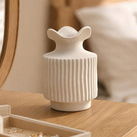 Vase décoratif en céramique plissée, art contemporain fait main, décoration d'étagère d'hôtel, accessoires pour la maison, en stock, sur mesure