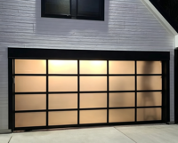 Porte de garage moderne en alliage d'aluminium avec panneau en verre trempé, vue complète, porte de garage en verre givré