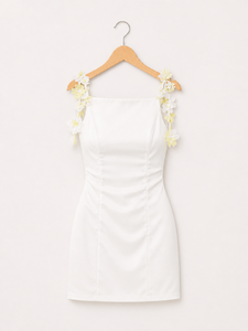 Robe moulante mini élégante blanche avec détails floraux sur les bretelles, sans manches, idéale pour les soirées, tissu doux de qualité supérieure, chic et moderne - Product Image 2