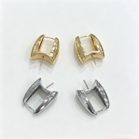 Boucles d'oreilles rectangulaires courbées en laiton brossé, plaquées or/rhodium, avec fermoirs à vis pour la fabrication de bijoux artisanaux