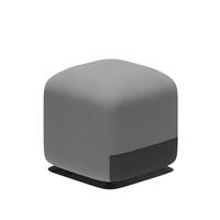 Canapé simple en tissu gris clair au design moderne et unique pour salon public ou salle d'attente