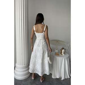 Elegante Vestido de Noche Blanco Corte A con Espalda Descubierta, Detalle de Corsé y Cintura Natural Hecha a Mano - Product Image 1