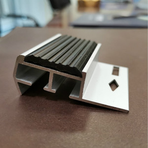 Profilo <span class=keywords><strong>Antiscivolo</strong></span> per Gradini in Alluminio con Inserto in Gomma - Product Image 2