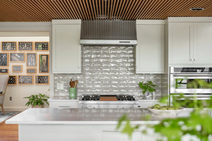 Meubles <span class=keywords><strong>de</strong></span> cuisine Shaker entièrement blancs, fabriqués sur mesure au Vermont, avec un réfrigérateur à vin intégré et une <span class=keywords><strong>lave</strong></span>-<span class=keywords><strong>vaisselle</strong></span>, pour un style mi-siècle. - Product Image 5