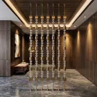 Panneau de séparation opaque découpé au laser en acier inoxydable durable et moderne avec colonne suspendue en cristal pour intérieur de luxe