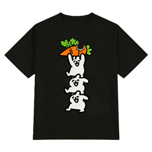 Divertente maglietta con grafica di conigli impilati e carota morduta, maglietta da uomo con simpatici animali dei cartoni animati, vestibilità ampia, top casual estivo - Product Image 1
