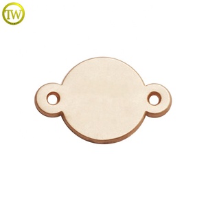 Benutzer definierte Matte Gold Small Sewing Metall Brief <span class=keywords><strong>Logos</strong></span> Runde 2 Löcher Metall Label Tags von Guangzhou Maker - Product Image 3