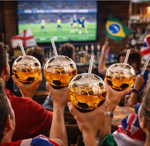 Verre à bière en forme de ballon de football, tasse en forme de ballon de football avec paille pour bar, restaurant, cadeau, vente en gros - Product Image 5