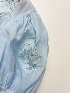 เสื้อเชิ้ตสไตล์วินเทจแต่งลายลูกไม้ลายฉลุแขนพัฟทำจากผ้าป่านสำหรับสุภาพสตรีคุณภาพสูง OEM ODM - Product Image 2