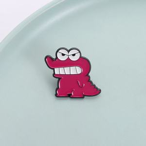 Épingle en émail crocodile rose en métal artisanal Vente en gros Broche de personnages d'anime comique Broche Insigne de revers UV Nickel noir - Product Image 3