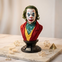 Statue de buste du Joker hyper-réaliste avec vêtements en tissu et effet peau en silicone, objet de collection pour man cave en résine