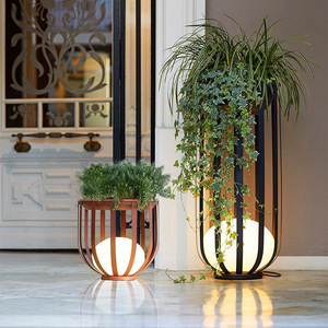 Jardinière d'extérieur moderne avec capteur de mouvement, lumière LED blanc chaud, cadre en bronze, alimentée par batterie, résistante à l'eau IP65 pour jardin et terrasse - Product Image 6