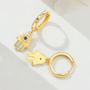 Les boucles d'oreilles Fatima Hand en bronze blanc sont résistantes à la décoloration et sont un excellent accessoire pour les femmes à porter au quotidien. - Product Image 4