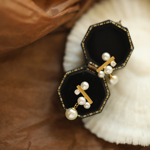 Pendientes de circonita blanca para mujer, estilo sencillo, imitación de perla, acero inoxidable, chapados en oro, con un solo diamante y perla. - Product Image 4