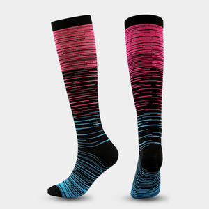 Chaussettes de compression mi-mollet en nylon à rayures pour la course à pied, le cyclisme et les sports pour jeunes - Product Image 1
