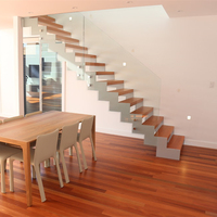 Escalier intérieur en bois avec poutre en acier en zigzag