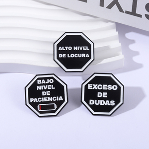 Broches Esmaltados con Frases Españolas, Pin de Solapa con la Frase 'BAJO NIVEL DE PACIENCIA ALTO NIVEL DE LOCURA', Joyería de Regalo - Product Image 2