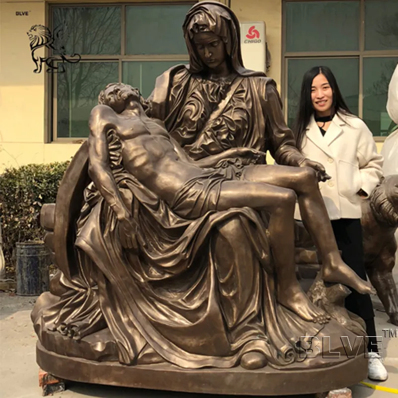 Penjualan Langsung dari Pabrik Dekorasi Agama Antik Perunggu Perawan Maria Memegang Patung Yesus BSDD-15 Patung Pieta