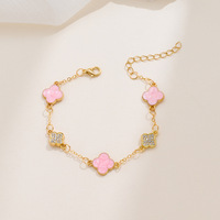 Ensemble de bijoux de mode pour femmes à usage quotidien, collier, bracelet, bague et boucles d'oreilles en alliage avec motif trèfle porte-bonheur - un coffret cadeau