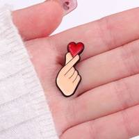 En gros : Broches en émail émouvantes avec des gestes d'amour ludiques et significatifs, broches à logo imprimé découpé, épingles de revers amusantes