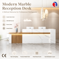 Bureau d'accueil moderne avec panneau frontal aspect marbre, accent en lattes de bois et deux postes de travail