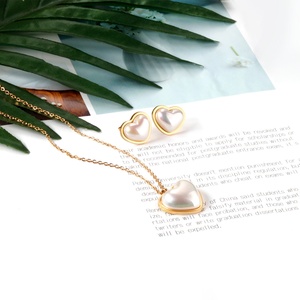 Parure de bijoux tendance en acier inoxydable plaqué or 18 carats avec pendentif cœur épais et perles, collier et boucles d'oreilles, en promotion - Product Image 4