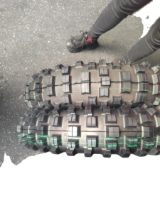 Neumático de motocicleta GUMMY Medium Soft Tire 120/90-18 - Product Image 2