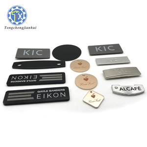 Targhetta Personalizzata in Acciaio Inox Zincato Nero e Alluminio Anodizzato, Medaglia Artigianale <span class=keywords><strong>con</strong></span> <span class=keywords><strong>Nome</strong></span> Inciso al Laser, Tecnica di Fusione - Product Image 3