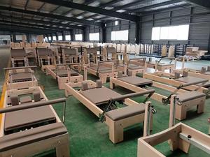 Reformer Pilates Commercial Haut de Gamme en Bois d'Érable Beige pour Femmes, <span class=keywords><strong>Correcteur</strong></span> de Colonne Vertébrale et Glissières à Ressort Allemandes, Idéal pour Studio de Yoga - Product Image 6