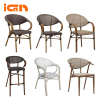 Table de salle à manger d'extérieur en rotin avec plateau en verre et pieds en métal, petite table de café tendance