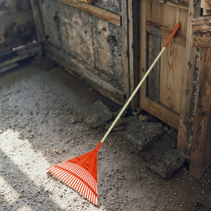 Rastrillo de Jardín de Madera con Mango Largo y Cabeza de Plástico, Tipo Curvo, con 30 Dientes y Puntas de 61 cm para Recoger Césped y Hojas - Product Image 4