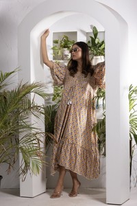 Vestido con estampado Buti color mostaza y mangas con doble volante para mujer, con cuello en V y detalle de blusa con pliegues para un estilo étnico elegante. - Product Image 3
