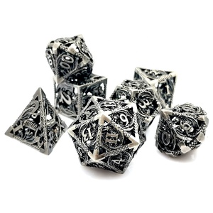 Chất lượng cao 16mm tùy chỉnh in đa diện kim loại Xúc xắc rỗng Kim Loại Tùy chỉnh đầy màu sắc khắc cho số lượng lớn DND trò chơi Cách sử dụng - Product Image 1