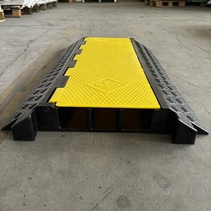 सड़क की घटनाओं और गति बंप के लिए सड़क सुरक्षा के लिए बाहरी 3-चैनल रबर केबल रक्षक pvc गति ब्रेकर - Product Image 2