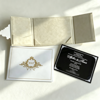 Caja de Invitación de Boda de Lujo en Acrílico Blanco Crema y Negro con Lámina Dorada, Diseño de Corona y Escudo Gótico, Impresión Personalizada