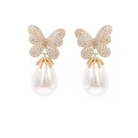 Les nouvelles boucles d'oreilles en alliage de perles d'imitation papillon sont élégantes, faciles à assortir et à la mode avec des strass